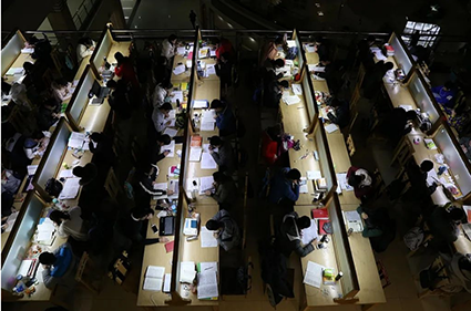 2021考研报考人数377万 研究生坠入围城？