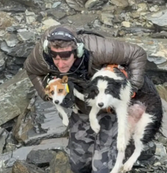 新西兰女子坠崖被送医，爱犬独守原地一周！网友8小时众筹11500美元开直升机救