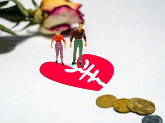 “女子产后半月被男友起诉返还彩礼”引热议 律师解读彩礼返还比例、嫁妆退