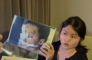 “3岁男童被生父女友虐待致死案”将一审宣判 男童家属：嫌疑人竟称“忍不住