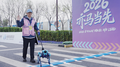 高德公开全球首款开放环境全自主具身机器人，化身智能导盲犬守护视障人士