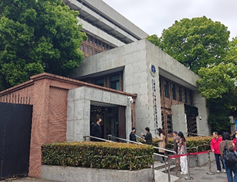 “3岁男童被生父的女友虐待致死案”一审宣判：被告人被判死刑，缓期二年执