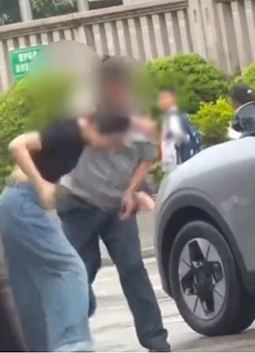 媒体：女子脚踹保安被扇事件警方已立案