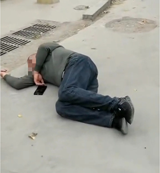 山东曹县一男子称参加喜宴遭人殴打，打人者是城管队员，当事人说没动手