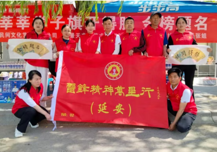 爱心送水解酷暑 笔墨寄愿助高考